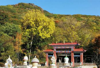 黑龙江哈尔滨香炉山国家森林公园一日游【卧佛顶   拜神祈福】【青山绿水，一川溪水从山顶直流而下】