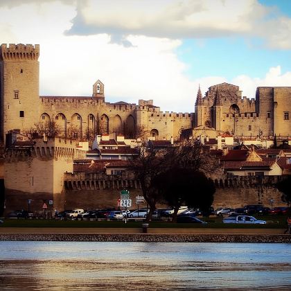 法国阿维尼翁+教皇新堡+加尔桥+莱博一日游：感受普罗旺斯精粹