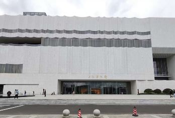 上海博物馆东馆半日游：深度文化解码  人工深度讲解 含耳麦 【15人精品小团‌：严格控制人数，全程佩戴耳麦，确保无噪音干扰，提升聆听清晰度与互动深度‌。】