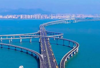 黄岛金沙滩+胶州湾大桥+啤酒城+海底隧道一日游【心动西海岸】【[特别省心]市区集合，专车进山不用换乘压力，精致出游一站式服务让您更放心；】