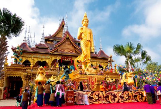 【6人小团】傣族园+勐泐大佛寺一日游丨上门接送丨泼水节狂欢【[优选景点]探秘金塔佛国，做一天“版纳本地人”，从民俗狂欢到心灵净土！ 观百人泼水，登顶俯瞰景洪全景】