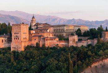 西班牙阿尔罕布宫+格拉纳达大教堂一日游/行程可调-可代订门票【精选热门景点，高效游玩不走回头路，深度了解文化内涵，贴心服务保障，轻松享受旅程，性价比超高的旅行。】