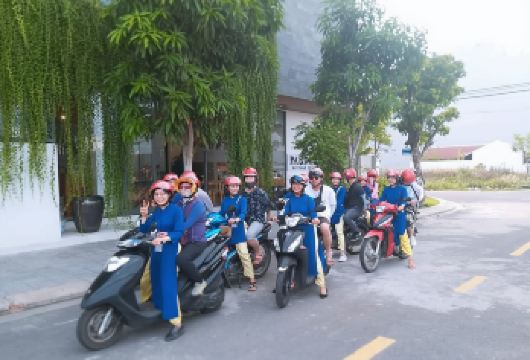 岘港美食之旅摩托车观光（奥黛女骑手带队）【夜游岘港街头，品尝当地特色美食，这些越南境外鲜为人知的美味佳肴定会让您大饱口福。 加入这次激动人心的旅程，探索岘港的美丽风光，充满乐趣、刺激与精彩发现！ 由熟悉当地路况的女性骑手亲自带队，为您带来*地道的本地体验。】