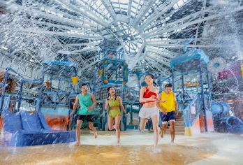 澳门新濠影汇一日游：含摩天轮+水上乐园+星汇餐厅自助午餐 【含新濠影汇水上乐园门票（畅玩室内+室外园区）】