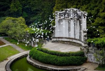 美龄宫、明孝陵、音乐台、中山陵【专家导览，深入讲解。通过我们导游渊博的知识，获得独特的历史视角。 全包式门票套餐，让您享受轻松无忧的体验，免去订单的麻烦。 沐浴阳光，喂鸽子——真是一次令人舒缓身心的旅程。】