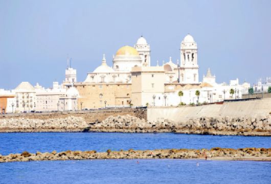 塞维利亚出发，加的斯一日游【加的斯千年港城奇遇，探秘巴洛克教堂，漫步老城街区，品味安达卢西亚海鲜与雪利酒香】