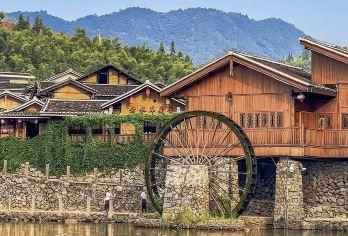 云水谣景区+福建土楼(南靖)景区一日含圆笼特色餐+含土楼门票【[深度文化讲解]配备持证国导讲解，他们不仅熟悉土楼的地理和历史文化，还能为您提供深入的讲解。】