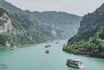 宜昌两坝一峡游船+三峡大坝一日游【过船闸+赠午餐】【[产品特色]一生值得体验一次，船在水中行，人在画中游，乘坐游轮欣赏原汁原味的三峡风光!】