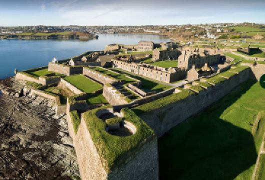 爱尔兰+科夫+布拉尼城堡+金塞尔-海岸游览【金赛尔：漫步在金萨勒村非常迷人的街道上，从众多高级餐厅中选择一家享用丰盛的午餐，或品尝当地饮料。】