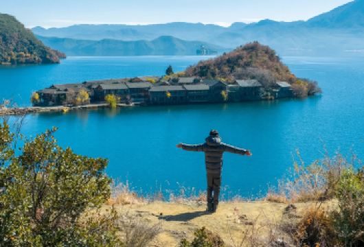 丽江出发往返泸沽湖包车一日游：古城上门接送+景点任选+私家团【[实力保障]一日游集团品质严选线路，拥有自己的车队、司机，全程品质把控，专业一手资源】
