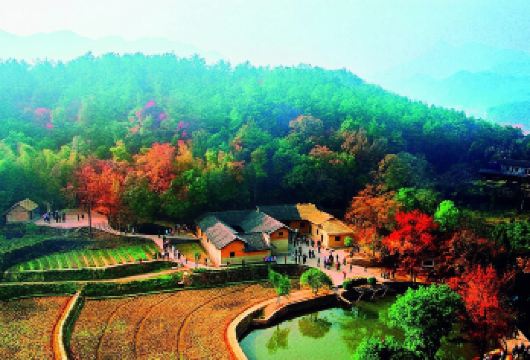 韶山毛泽东故居+毛泽东铜像+刘少奇故里一日活动【滴水洞线纯玩】【双伟人故里联游：韶山（毛故居、铜像广场、南岸私塾旧址）+花明楼（刘少奇故居、铜像广场、纪念馆）；】