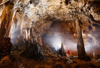 腾龙洞一日游（含门票）市区主干道上门接【好的时光一直在路上 人生值得未来可期 与其向往，不如出友，春暧花开，七月晴带你出行】