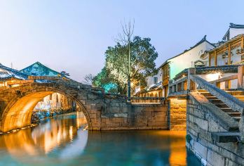 周庄古镇水乡包团一日游（双桥+美食+博物馆）【古韵熏陶：古戏台赏昆曲等表演，感受非遗魅力。】