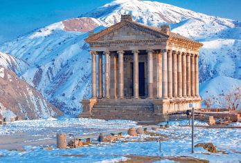 埃里温出发：加尔尼神庙、格加尔德修道院、石头交响曲与烘培体验【探秘联合国认证的格加尔德岩凿修道院，感受千年基督教圣地的神圣与静谧。】