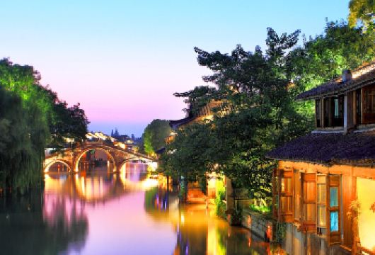 商务车丨可选英文导游丨杭州出发 乌镇西栅+赠送游船【[精选景点]乌镇西栅（含游船）深度漫游，体会古镇夜景！】