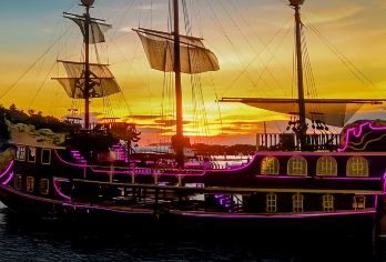 【DJ海上派对】泰国芭堤雅黑珍珠号海盗船懒人出海上门接送【[复古船型]2025全新芭堤雅海上木质海盗船，黑金外观芭堤雅海上不可多得的靓丽风景线！！】