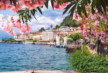 米兰科莫湖+卢加湖一日游【泛舟科莫湖+中文专车+行程可调】【科莫湖的壮丽景色让许多艺术家和游客着迷了几个世纪：从法国小说家福楼拜到焦阿基诺•罗西尼、朱塞佩威尔第】