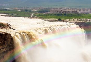 2+1头等舱陕西黄河壶口瀑布+黄帝陵+原貌窑洞一日游早午餐【头等舱2+1按需选择，车位35座可半躺式出游，特邀壶口斗鼓表演，下车安排斗鼓迎宾表演，原味的陕北文化】