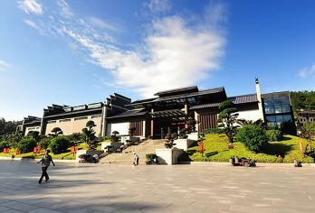 湖南长沙--韶山，高铁游、包车游、跟团游，毛泽东故居+纪念馆【[优质资源]严选韶山精华景点（毛泽东故居+铜像广场+南岸+纪念馆），深度参观伟人故里】
