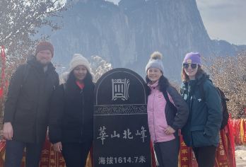 华山私人一日游（可选双程缆车）：西峰上、北峰下【挑战自我，攀登世界上最陡峭的山峰之一——华山。 乘坐缆车俯瞰连绵起伏的山丘，夏季绿树成荫，冬季白雪皑皑。 选择西峰上、北峰下路线，性价比*高，观光体验也*佳。】