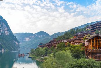 乌江百里画廊+龚滩古镇+九黎城一日游【Vip包车+门票船票】【[千年古镇文化探索]青石板街与错落一致的吊脚楼，感受“建筑艺术奇葩”被誉为“重庆缩小版的千户苗寨”。】