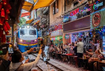 河内精华游：广富桥香炉村、火车街及市区景点【参加这个独特的组合旅游团，探索河内充满活力的文化，该旅游团将带您游览这座城市**标志性的景点。 体验广富桥香村的缤纷魅力，并在著名的火车街留下难忘的回忆。 旅程的最后，品尝一杯美味的河内特色鸡蛋咖啡，让这次旅行成为传统、历史和当地风味的完美融合。】