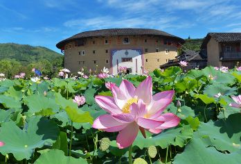 漳州旅游南靖土楼田螺坑四菜一汤+云水谣【8人头等舱】一日游【[指定用车]8人头等舱团指定3年内新车“陆地头等舱”高端燃油大通车，车内均是独立座椅，空间超宽超大！】