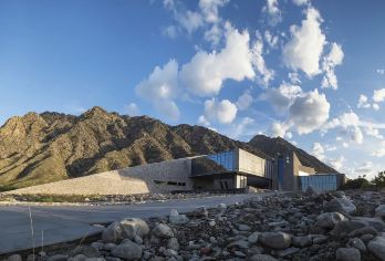 【冬游宁夏】银川贺兰山岩画+沙湖生态旅游区一日游【私家团】【[优选景点]穿越神秘的贺兰口岩画遗址，研读宁夏历史，探寻石头上的远古记忆】