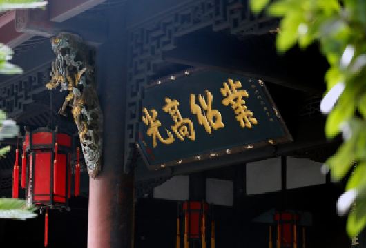 【金牌说】武侯祠讲解 2H 大咖讲师 智能课件 独立耳麦【[资深导游讲师团]他们博古通今，幽默睿智，善于挖掘文物背后的故事，用有趣的方式还原历史真相；】