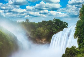 黄果树瀑布【2+1头等舱高端小团/纯玩无购物/车上能充手机】【[升级车型]全新2+1（3排）保姆车可坐可躺，舒适出游，USB充电接口，不用担心手机没电】