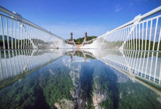 张家界：天门山+大峡谷玻璃桥一日游|中旅 × 赞巴士【乘坐世界最长的山地索道（7455米）直达天门山，欣赏壮丽的高山风光和标志性的天门洞奇观。 在张家界大峡谷踏上世界*长*高的玻璃桥，俯瞰深邃峡谷，尽享惊险刺激的壮丽景色。 体验沉浸式VR娱乐，享受高效一日游，涵盖经典山景与刺激玻璃桥亮点。】