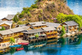 丽江泸沽湖一日游【包车/随走随停/舒适安全/更自由】【[轻松出游]5-7座舒适车型供选择，本地老师傅幽默陪聊；】