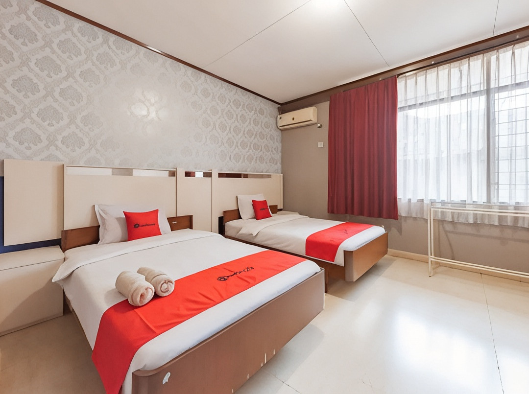 Caruban酒店住宿-RedDoorz Syariah at Hotel Budi Family