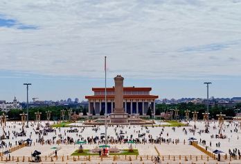 参观北京天安门广场+广场看升旗｜看降旗仪式｜可选二/四环含接【[专业服务]资深专业导游带队，有序安检，高效规划路线，答疑解惑，助您深度体验其文化内涵与庄严氛围。】