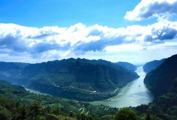 宜昌交运两坝一峡游船+三峡垂直升船机一日游【两坝一峡全域游】【观世纪工程国之重器三峡大坝，体验乘百米升船电梯，览三峡大坝高峡平湖风光，舒适船游老少皆宜。】