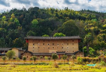 南靖云水谣土楼一日游【赠登楼体验|客家特色午餐|往返接送】【一价全含，全程纯玩无购物、无自费，厦门岛内往返接送，品尝客家特色圆笼餐，寓教于乐享受舌尖上的亲子时光】