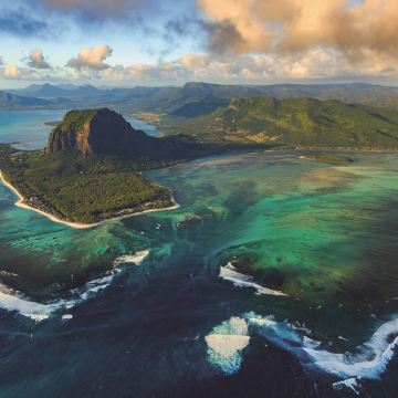 毛里求斯西部七色土+夏玛尔瀑布+鹿洞火山口+蓝湾包车一日游