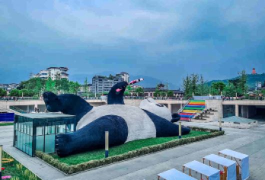 四川成都都江堰+熊猫谷包车一日游（亲子游必选！）【打卡仰天窝广场，与可爱大熊猫亲密接触，漫游都江堰】