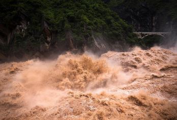 虎跳峡+白水台【8人/大巴团 可选香格里拉/丽江结束行程】【[缤纷景点]虎跳峡+白水台+哈巴雪山观景台，攻略榜前三景点全含，带您玩转香格里拉！】