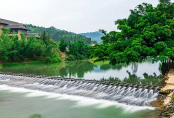 福建土楼云水谣+永定土楼王一日游【双土楼、含接送无自费】【[精品团-优选团可选]推荐优选头等舱，高速直达景区更舒适，优先进景区打卡全景土楼。】