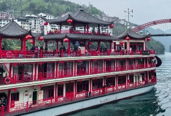 重庆武隆天生三桥+蚩尤九黎城+乌江画廊游船体验含船票一日游【[自营直发·福利保障]彭水乌江游船，不是涪陵段的商业船，体验人在船上坐，船在画中游！适合亲子游！】