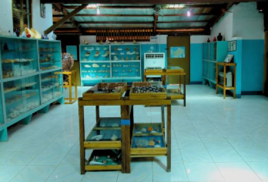 薄荷岛邦劳岛之旅【参加这次半日探险，了解邦劳岛并欣赏其内部的奇迹。 参加薄荷岛的半日游，探索邦劳岛。 结合海滩、洞穴、农场、教堂和薄荷岛第一家海滨购物中心。】