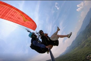 浙江安吉驭风铜锣山飞行营地+安吉滑翔伞体验+专业教练一带一 【基地风景：位于天目山北麓，起飞场面对老石坎水库，镶嵌在丘陵间，可远眺60km的远山。】