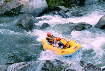 五指山红峡谷漂流一日游【红峡谷漂流+可选接送/自行前往】【[甄好玩]红峡谷历险漂流，原始热带雨林漂流，让你漂起来；】