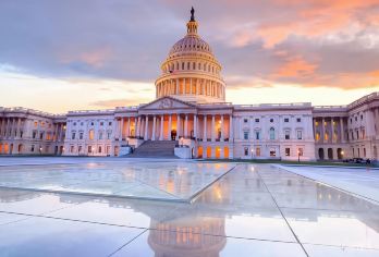 美国华盛顿特区一日游【14人团/中英文服务】【历史文化深度体验：每个景点都蕴含着丰富的知识内容，无论是建筑特色、历史事件细节，或是政治文化内涵。】