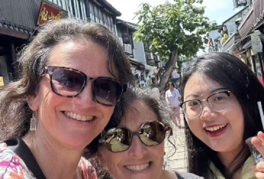 上海至苏州私人一日游：探索苏州古城历史【这座拥有2500年历史的皇家陵墓向世人展现了苏州的政治和文化。 拥有1200年历史的商业街和400年历史的园林，向您展示苏州的商业和艺术。 特色体验包括乘船游览和享用当地午餐，并提供周到服务。】