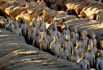 兵马俑 + 大雁塔 + Rougamo 品味与书法体验 CITS️ X ZANBUS【中国值得信赖的巴士旅游品牌，提供北京、西安、上海、成都的接送服务。安全有保障。价格合理，服务可靠。 一日文化美食之旅：包含品尝路加慕（中式汉堡）和练习中国书法，轻松便捷，订单无忧。 干净舒适的巴士可携带行李并提供储物空间。车上配备友好专业的导游。确保每位乘客都能得到周到的服务。】