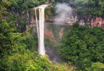 毛里求斯南部景观之旅 【七色土 | 黑河谷 | 火山口】【毛里求斯圣水湖，作为火山喷发形成的天然湖泊，被青山与森林环绕，湖水澄澈，雾气缭绕，景致清幽】