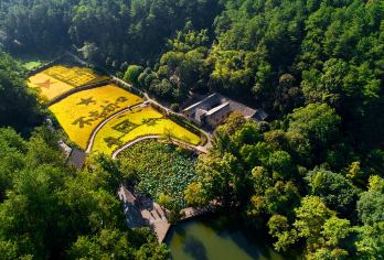 一价全含+上门接送|毛泽东同志故居+纪念馆+刘少奇故里一日活动【[一价全包]不购物，可不带钱出门的旅游，赠送午餐+换乘车+像章+耳麦讲解+矿泉水+整车献花礼，】