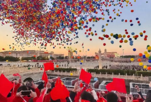 天安门观礼升旗「专属通道+五环内上门接+导游带队+送小红旗」【[出行无忧]无需自行预约，8分钟抵达前排，提前一天 21 点前下单即有票】